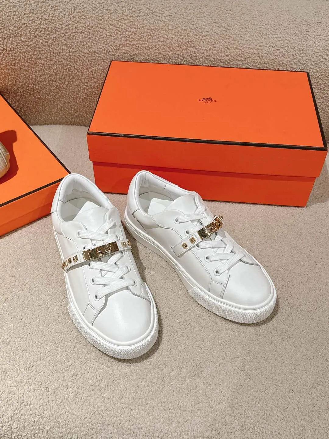 👟👟Ex-factory price 600👟👟Hermes top version couple model Epsom calfskin and calfskin loafer style lace-up sneakers, with functional rose gold-plated Kelly shoe buckles. Create a stylish urban look. Fabric: Specific cowhide/canvas material Lining: Sheepskin lining Outsole: Original molded TPU outsole Size: 35-45